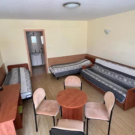 Δωμάτια σε οικογενειακή κατοικία Adania Bis *