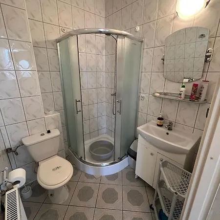 Δωμάτια σε οικογενειακή κατοικία Adania Bis *