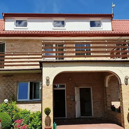 Δωμάτια σε οικογενειακή κατοικία Adania Bis